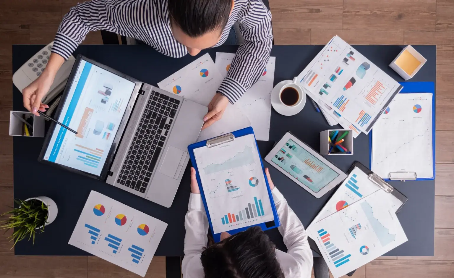 personas analizando 1536x940