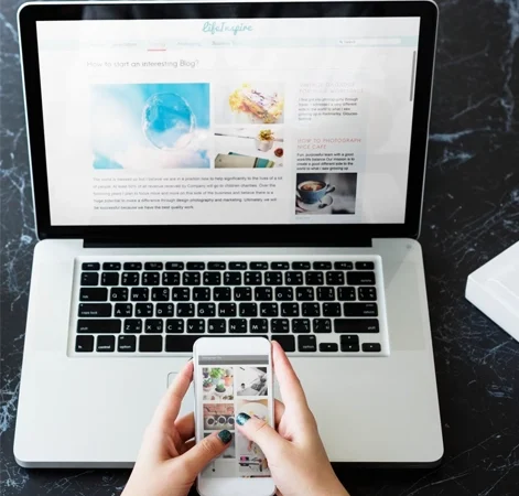 primer plano manos telefono movil computadora portatil mesa marmol negro 300x300