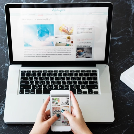 primer plano manos telefono movil computadora portatil mesa marmol negro 300x300