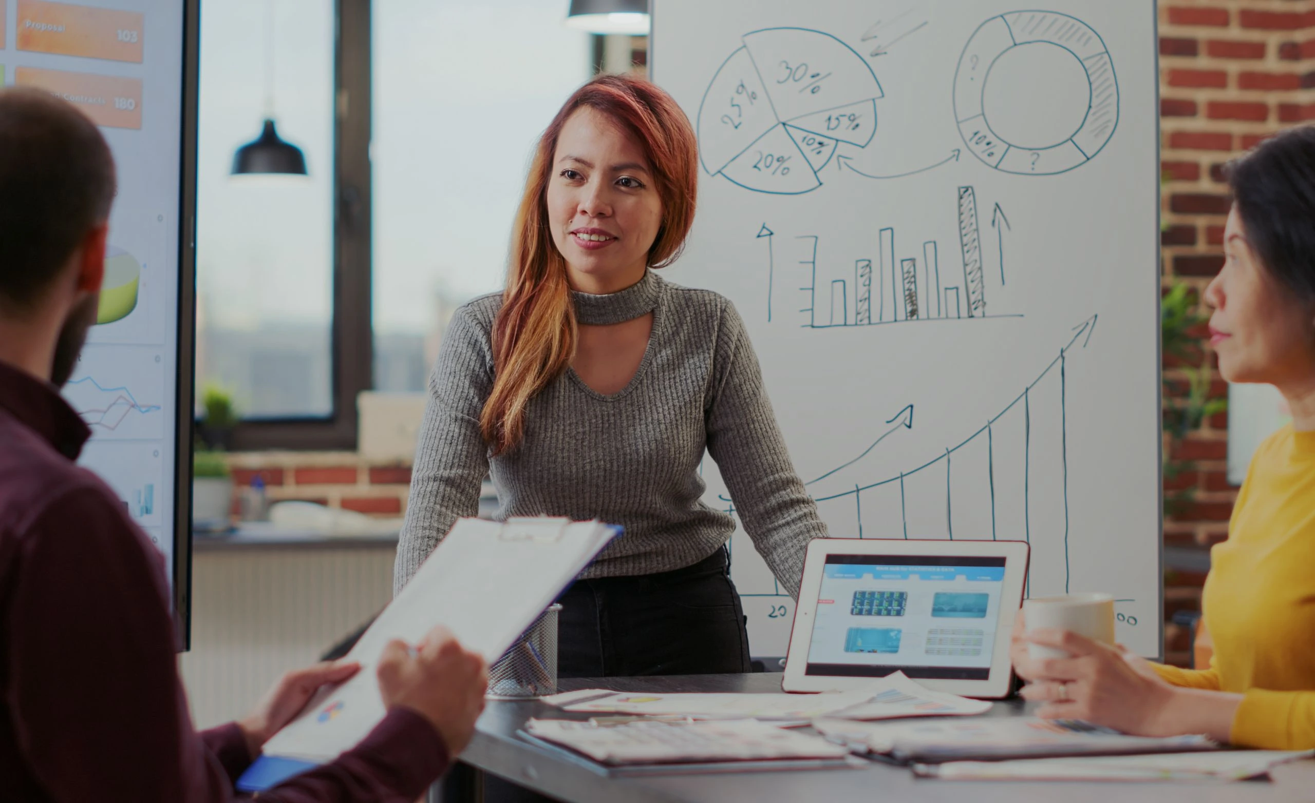 equipo creativo en reunión sobre publicidad