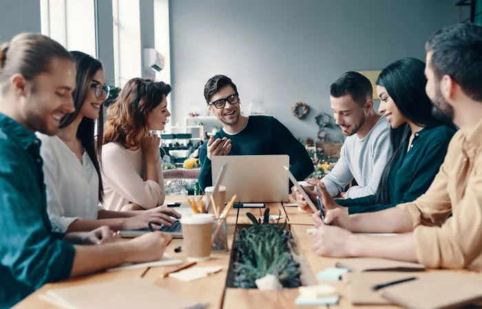 reunión de equipo creativo