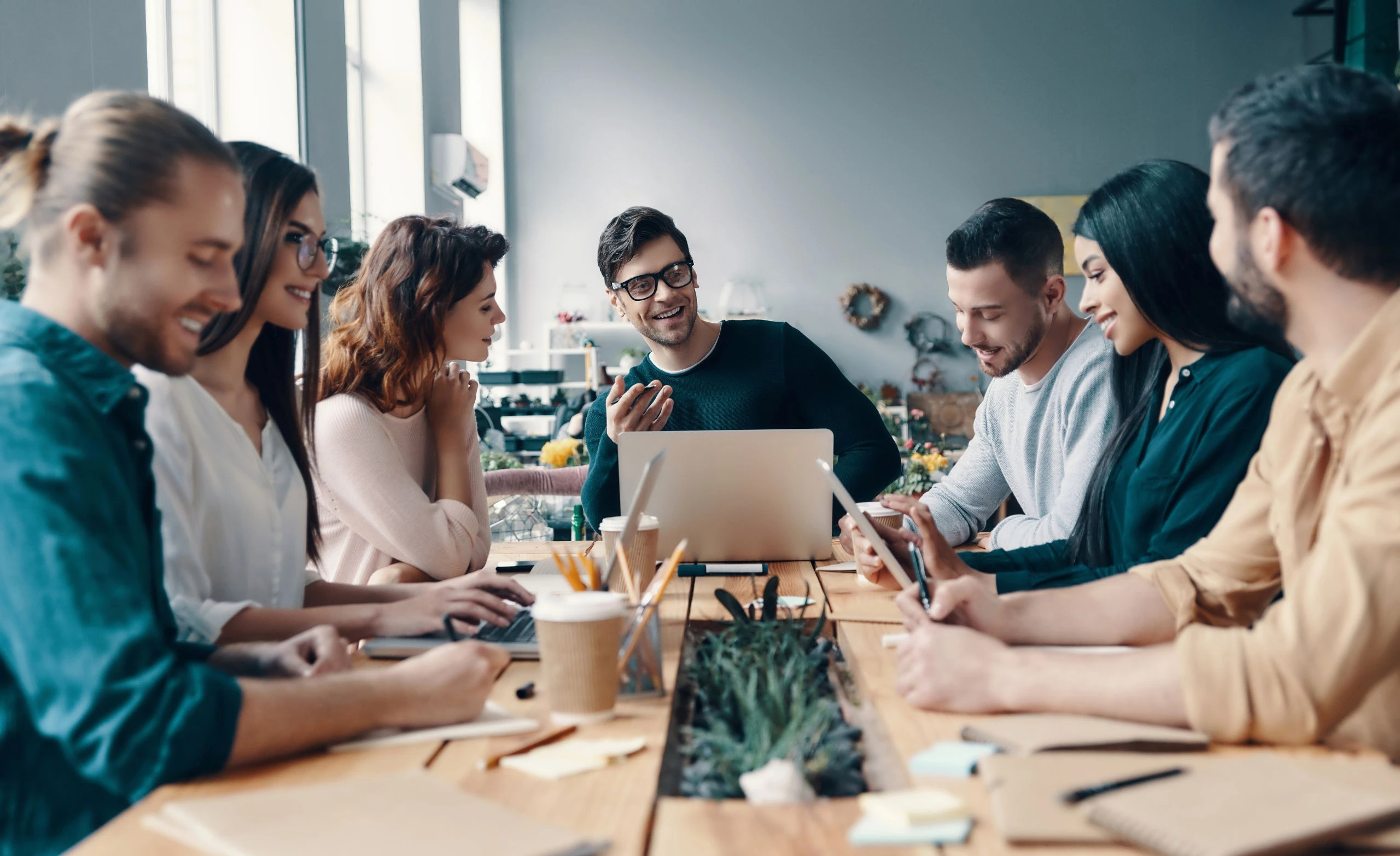 reunión de equipo creativo