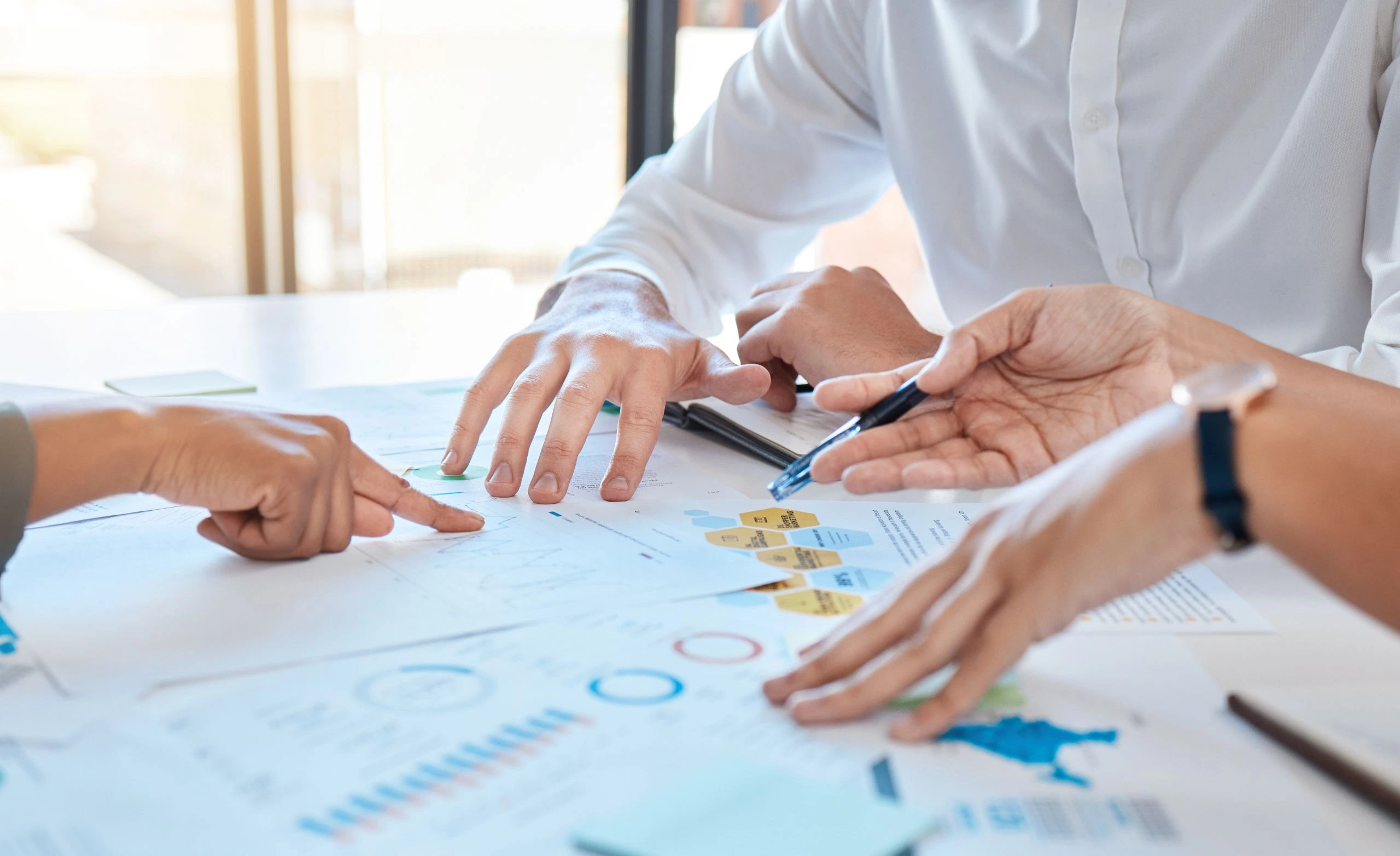 manos de personas revisando datos