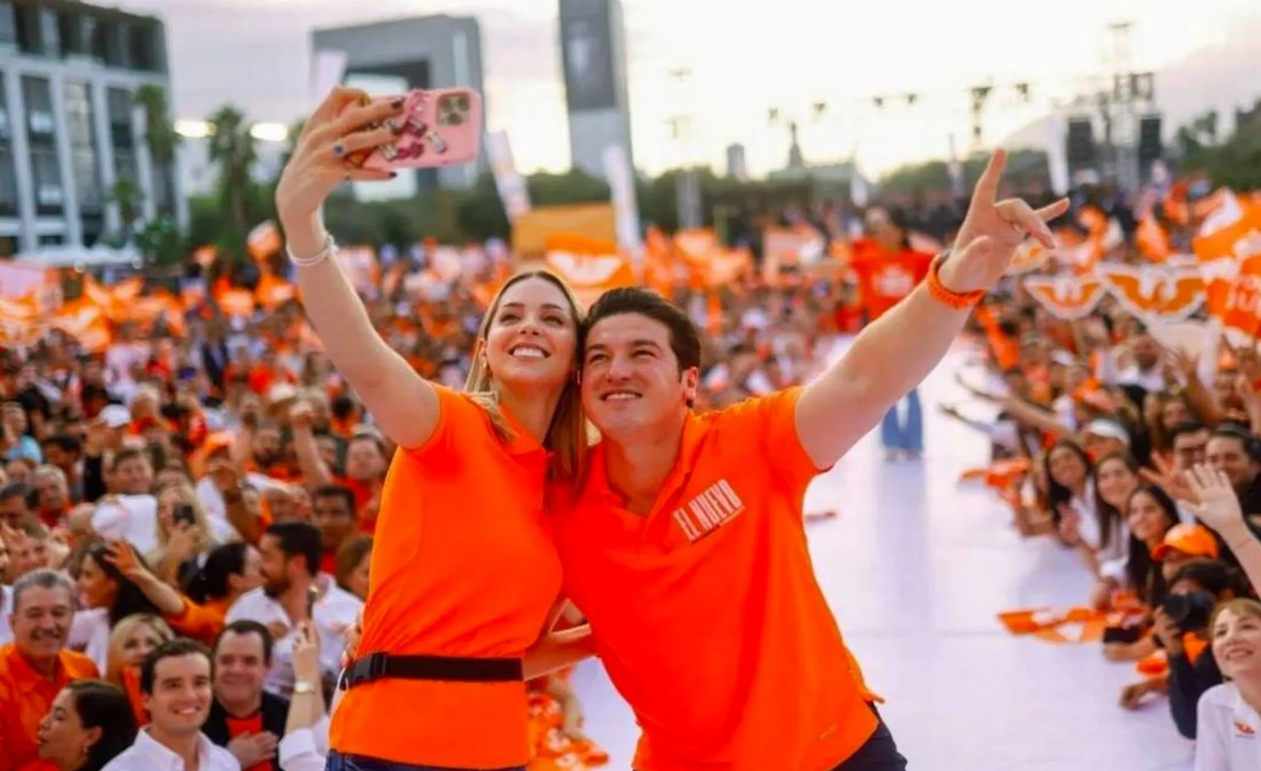 samuel garcía y mariana rodríguez en mitín político