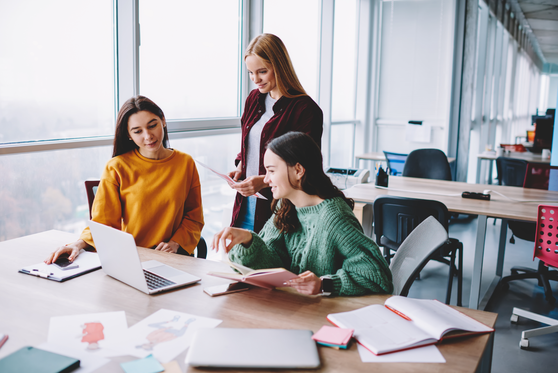 Mujeres-trabajando-en-redes-sociales