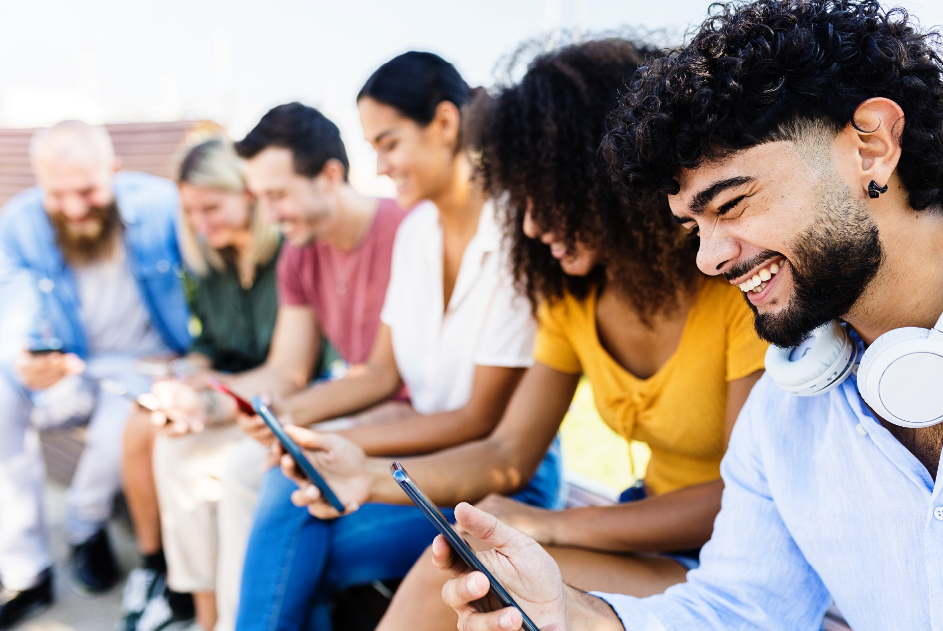 Jóvenes-sonriendo-mientras-ven-redes-sociales