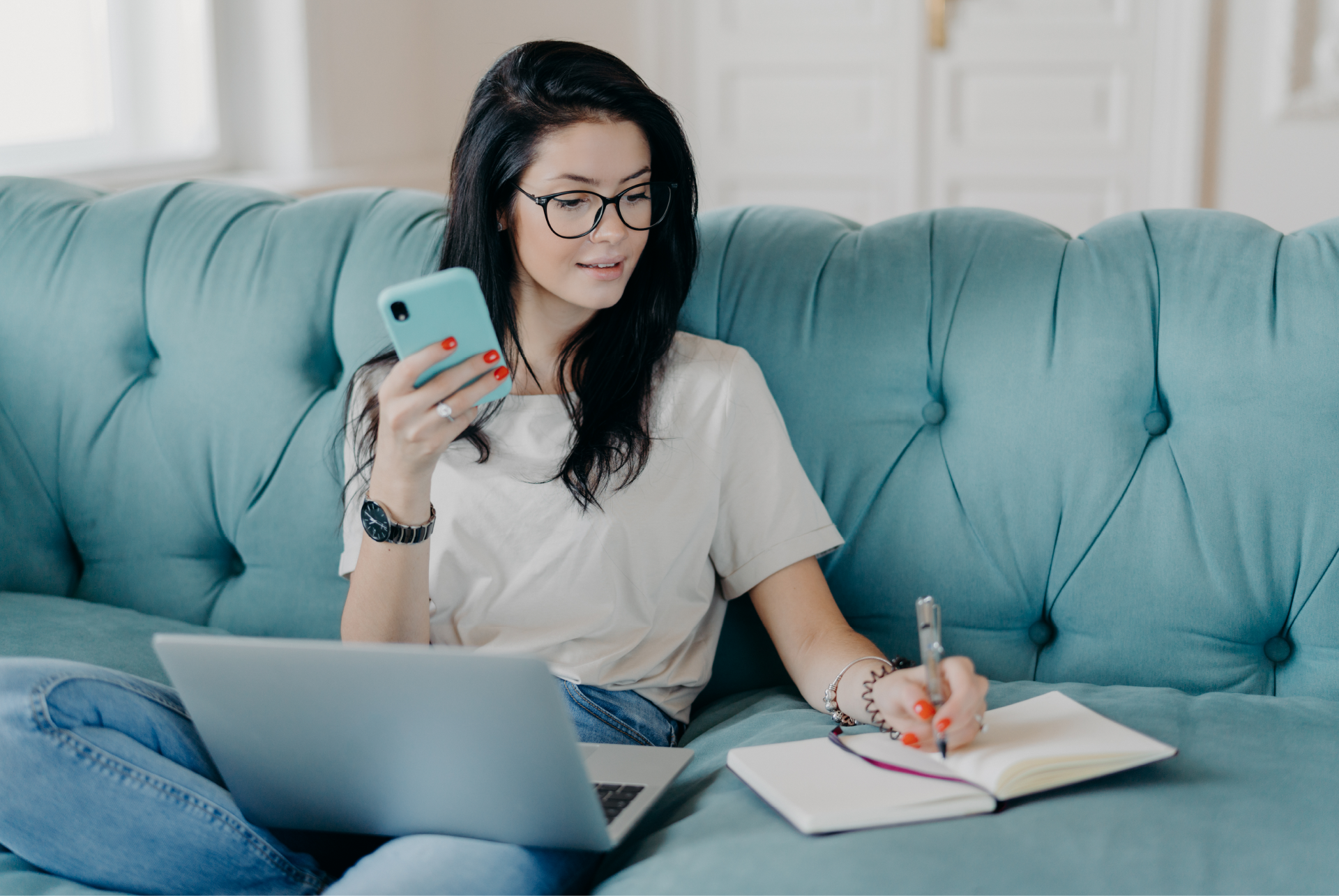 Mujer-revisando-las-redes-sociales