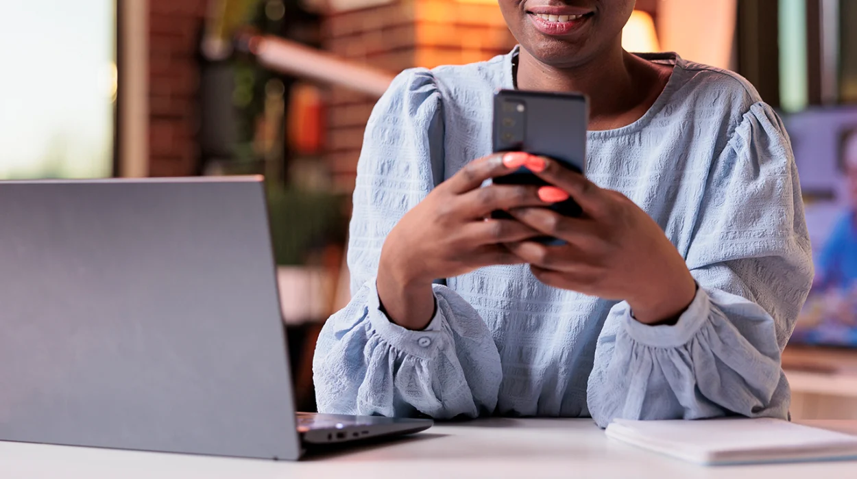 Mujer-con-celular-en-manos-vendiendo-en-redes-sociales