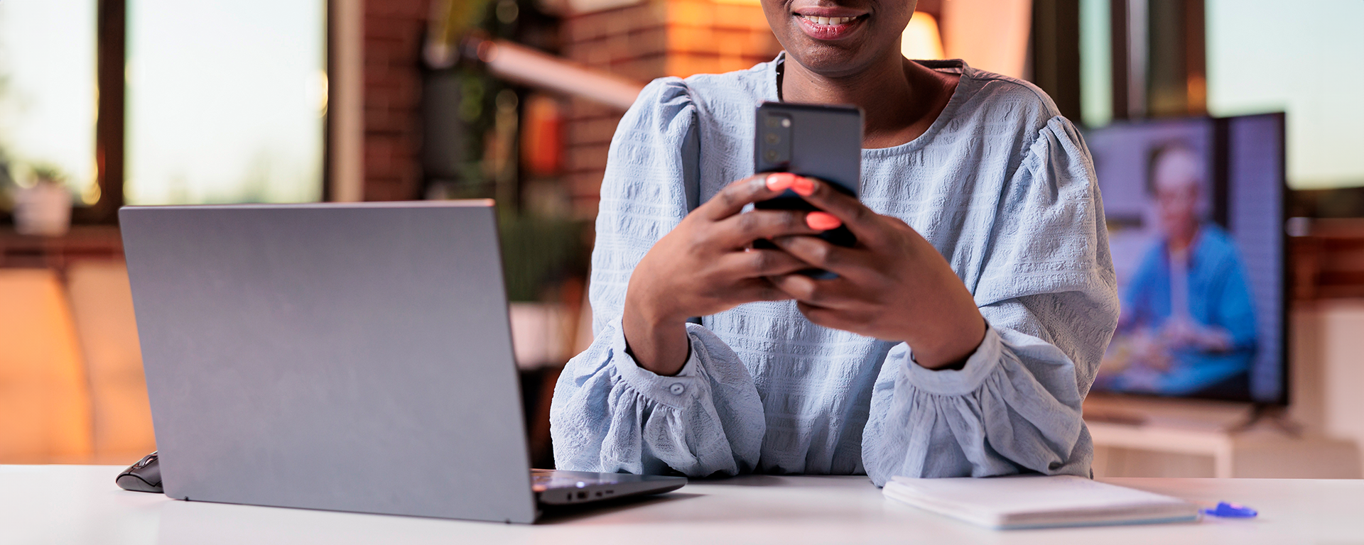 Mujer-con-celular-en-manos-vendiendo-en-redes-sociales