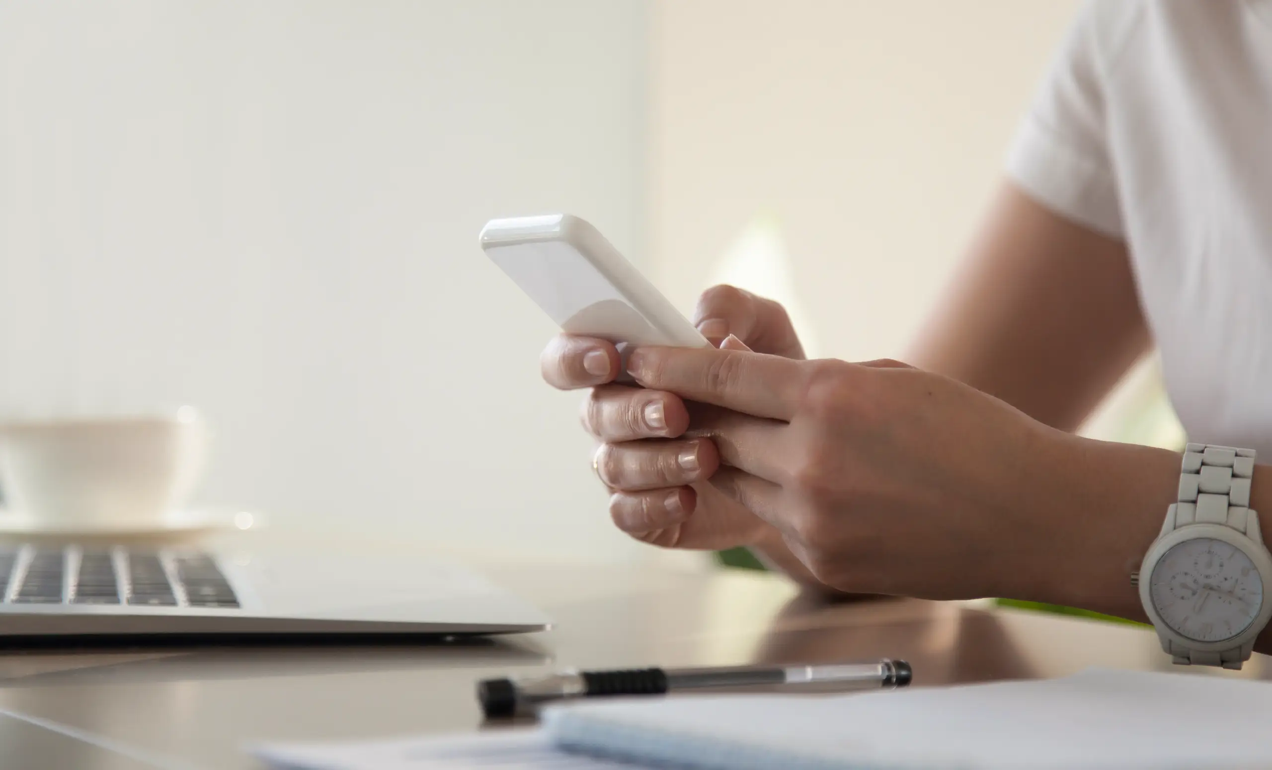 Mujer usando celular