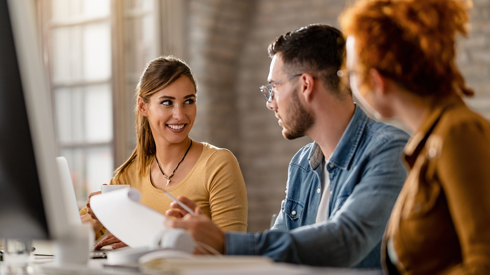 Personas-jovenes-trabajando-en-equipo-para-su-marca