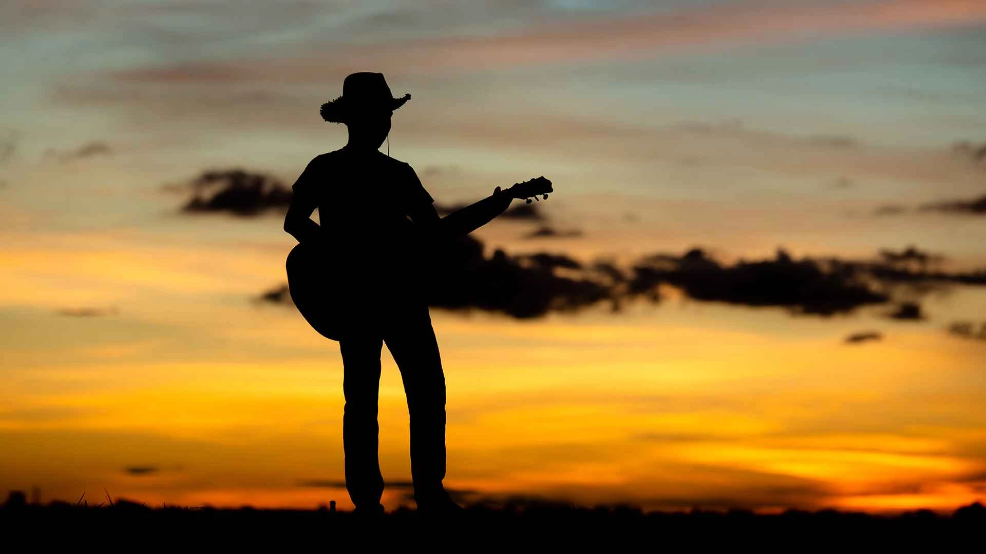 Silueta-de-hombre-tocando-la-guitarra