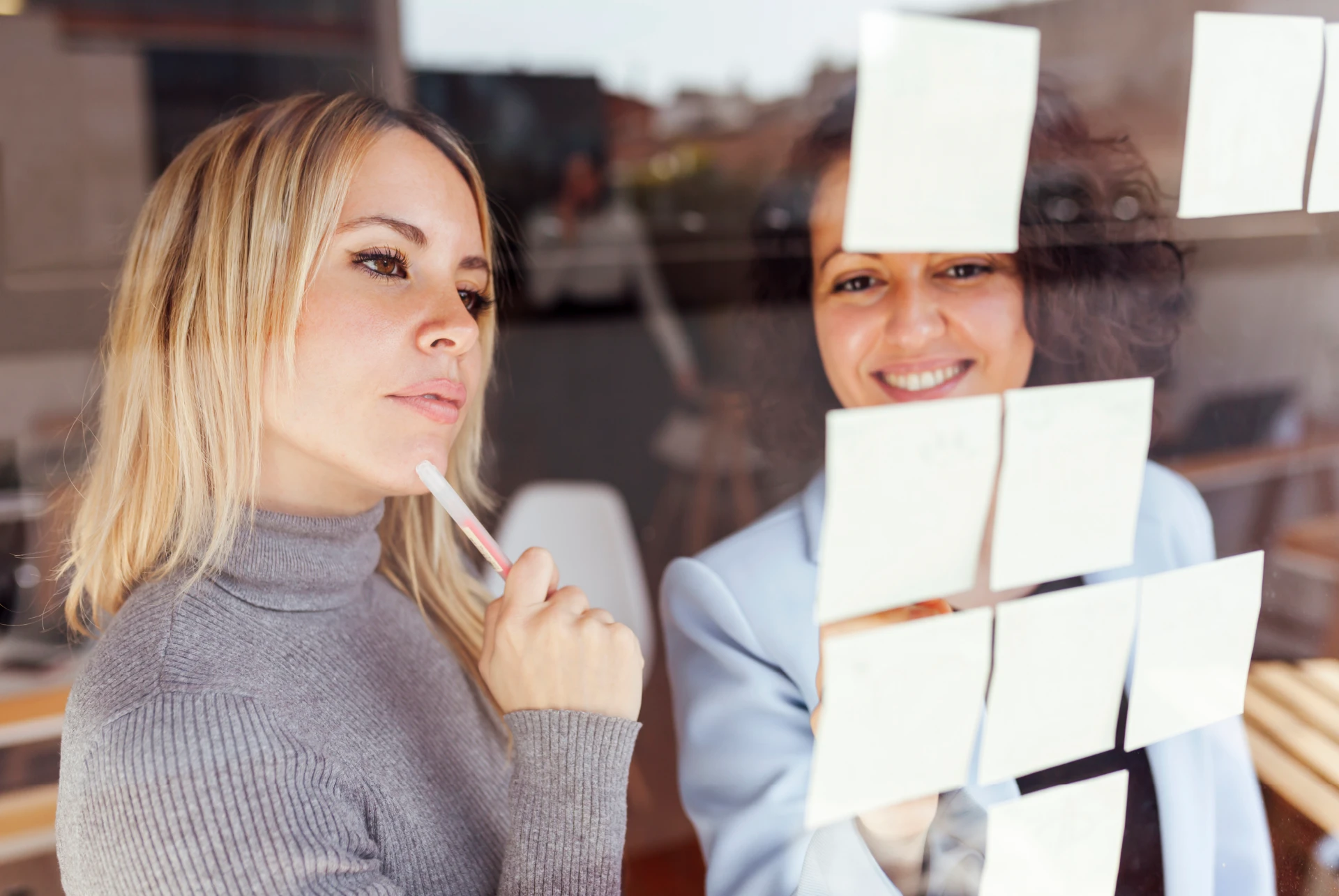 Mujeres-jóvenes-analizando-su-emprendimiento