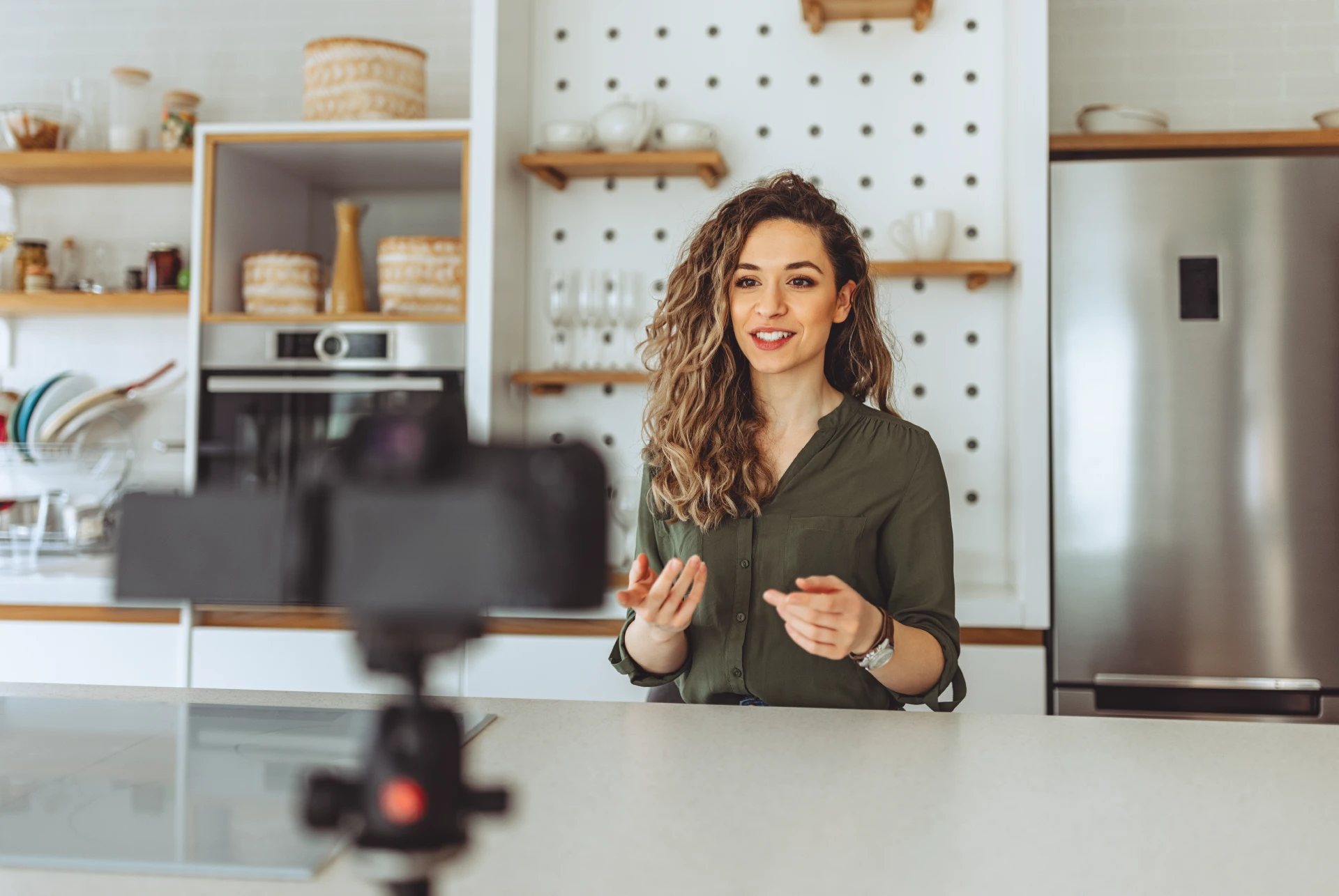 Mujer-joven-grabando-video-para-redes-sociales