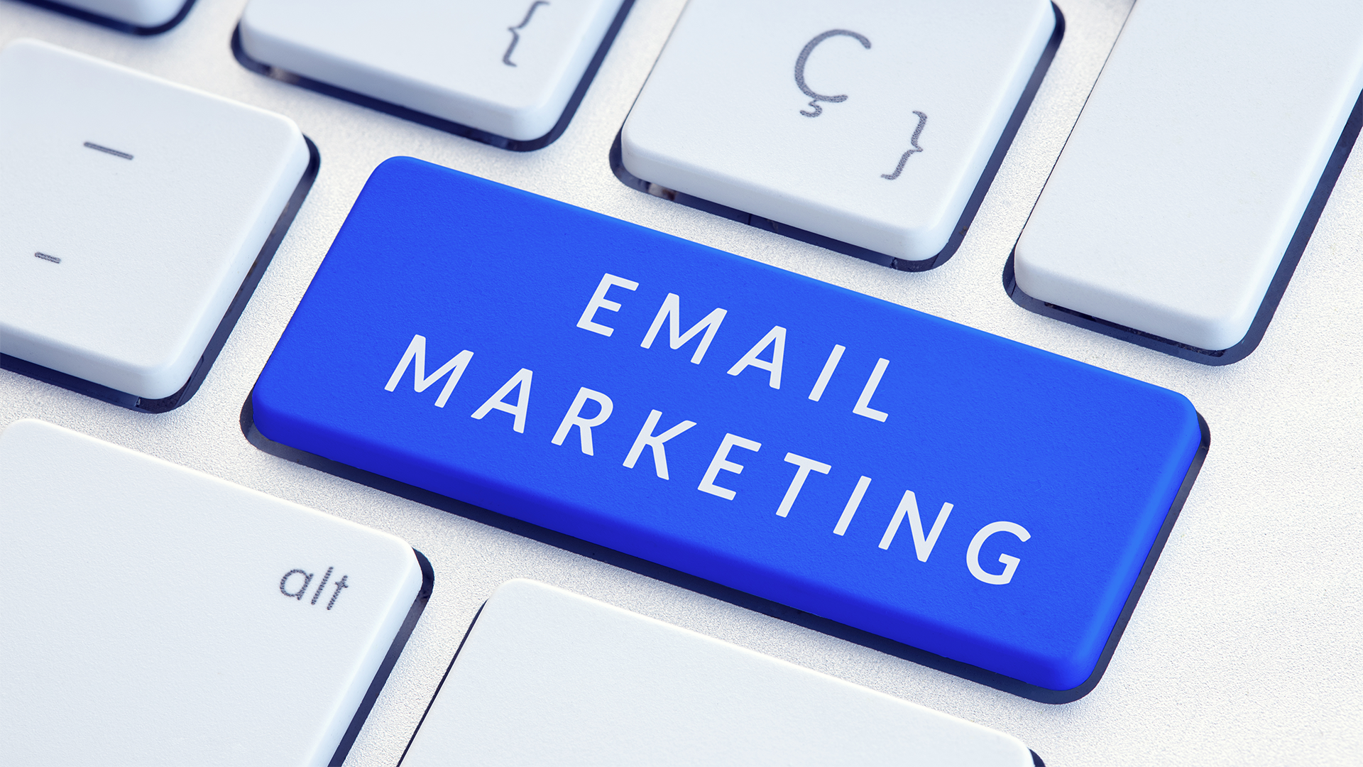 Tecla-de-computadora-con-la-palabra-email-marketing