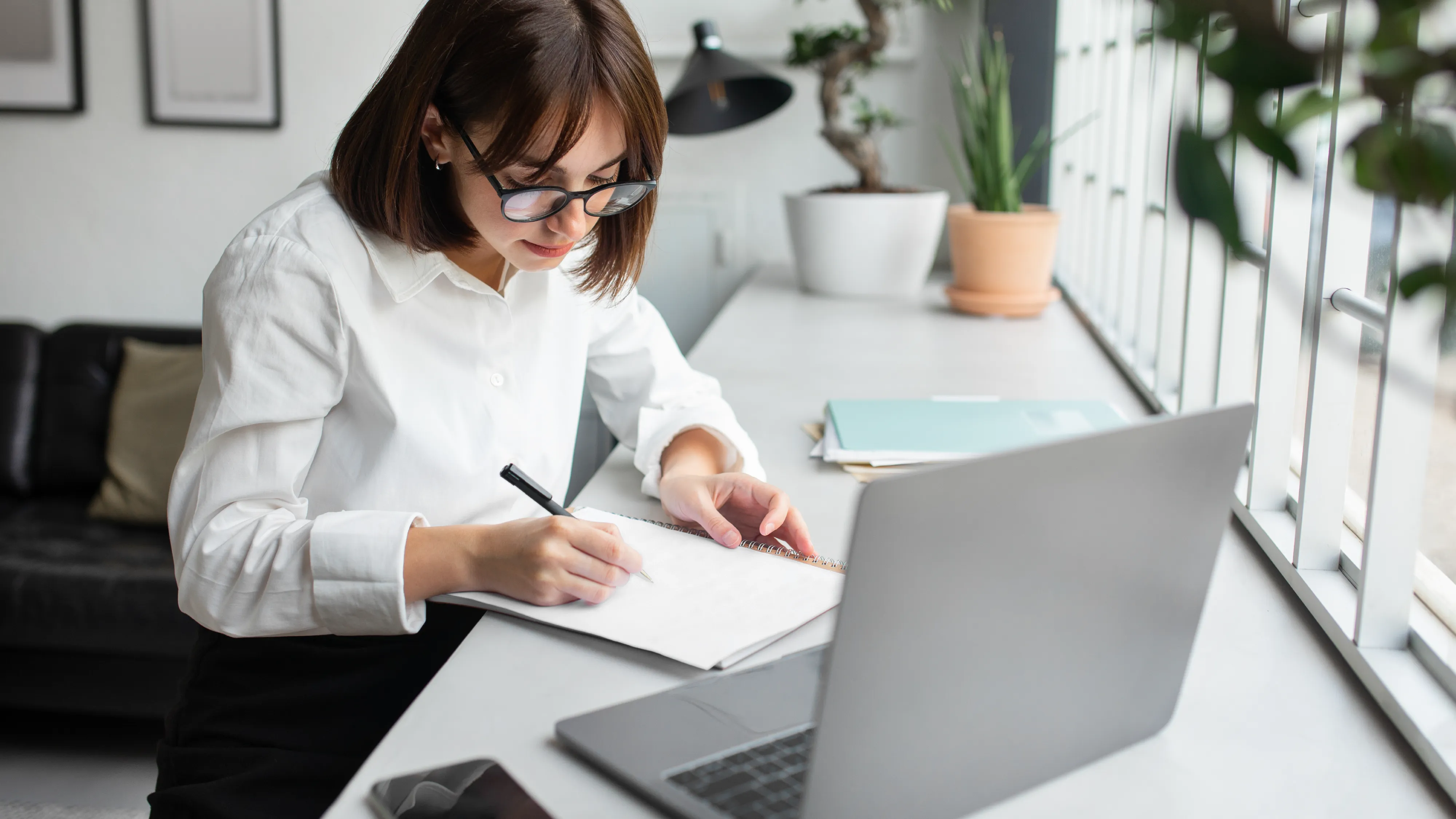 Mujer-jove-construyendo-su.emprendimiento-de-forma-legal