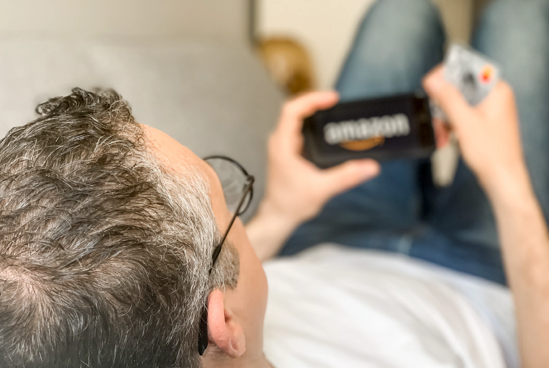 persona revisando amazon persona revisando amazon