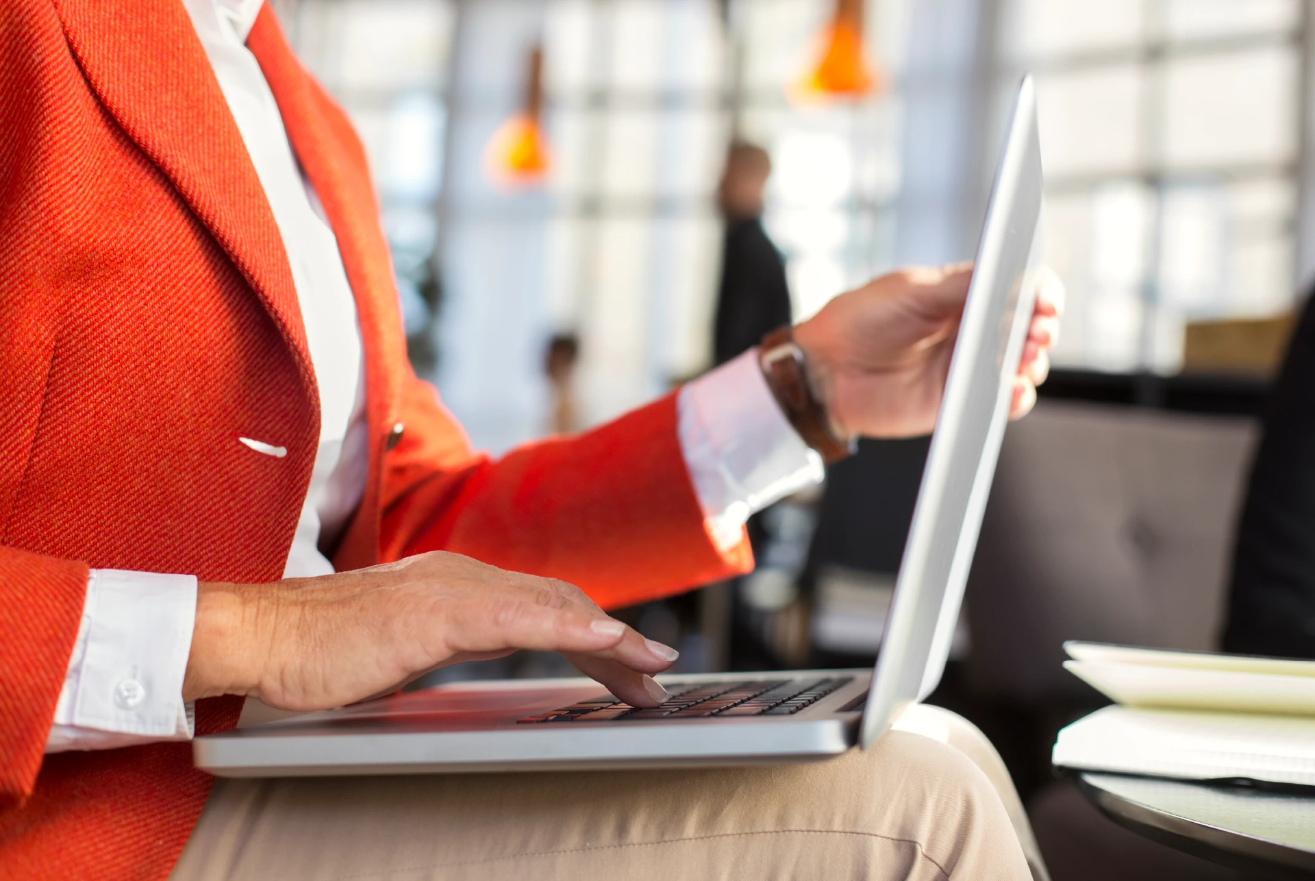 persona trabajando con computadora persona trabajando con computadora