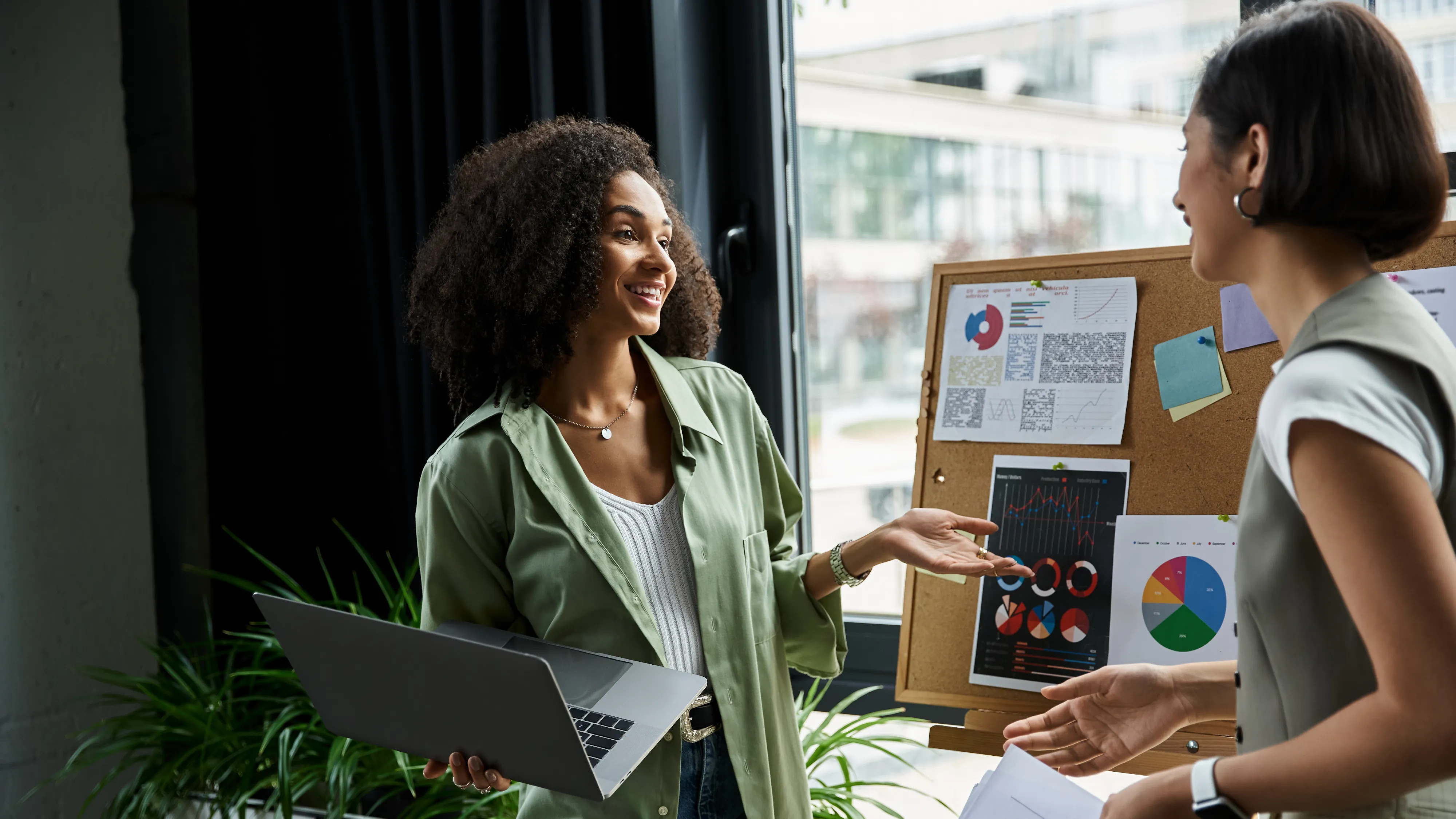 Mujeres-jóvenes-revisando-su-emprendimiento