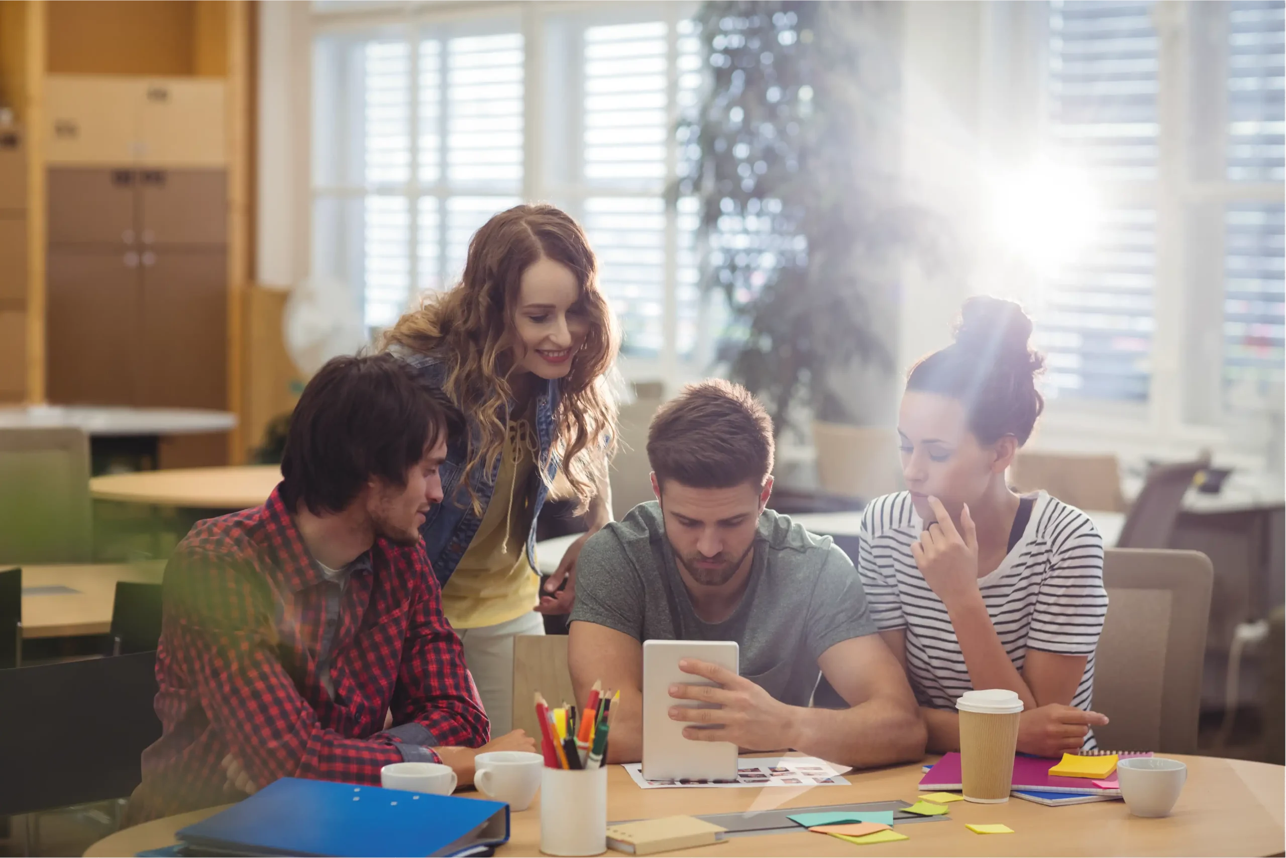 grupo de personas platicando en una mesa