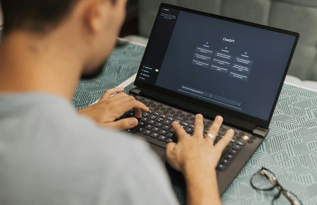 hombre gestionando proyectos con ia