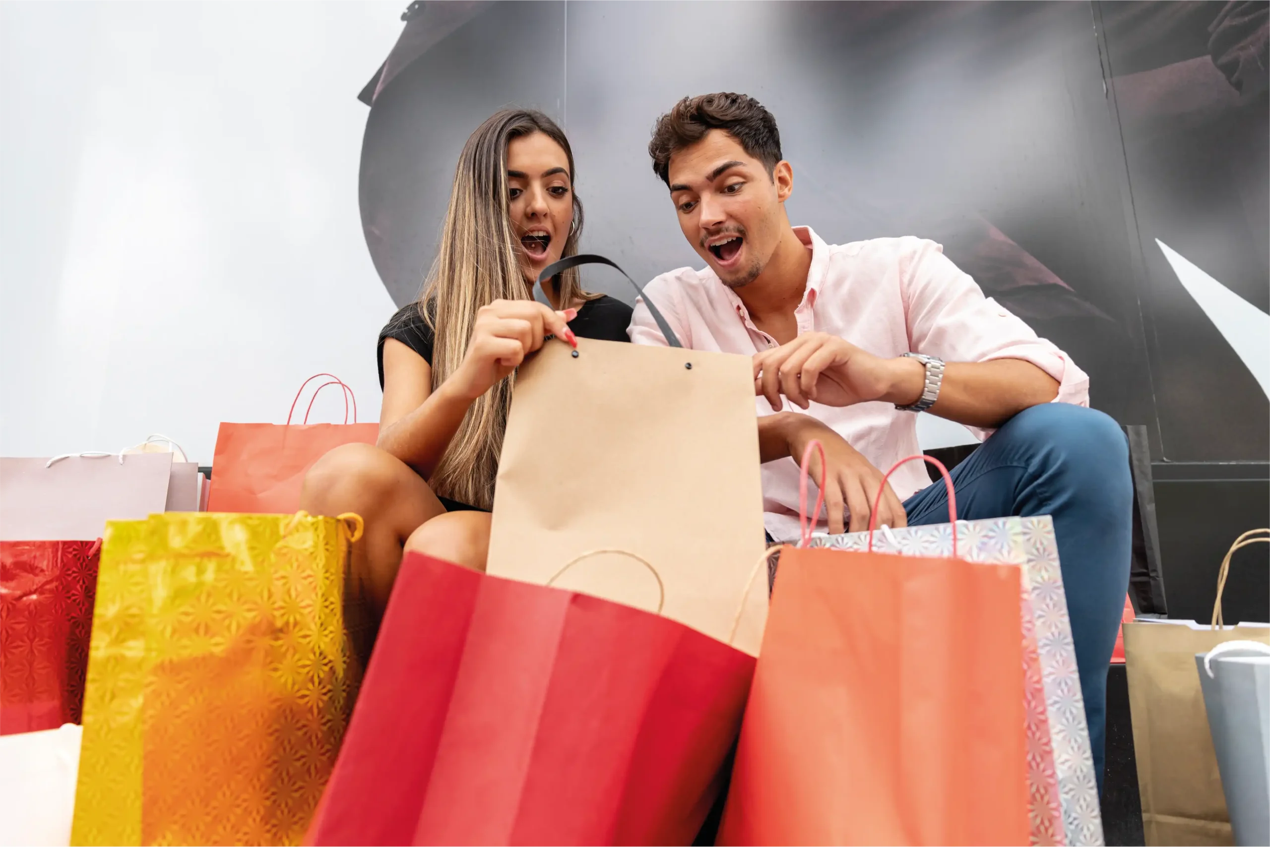 hombre y mujer de compras
