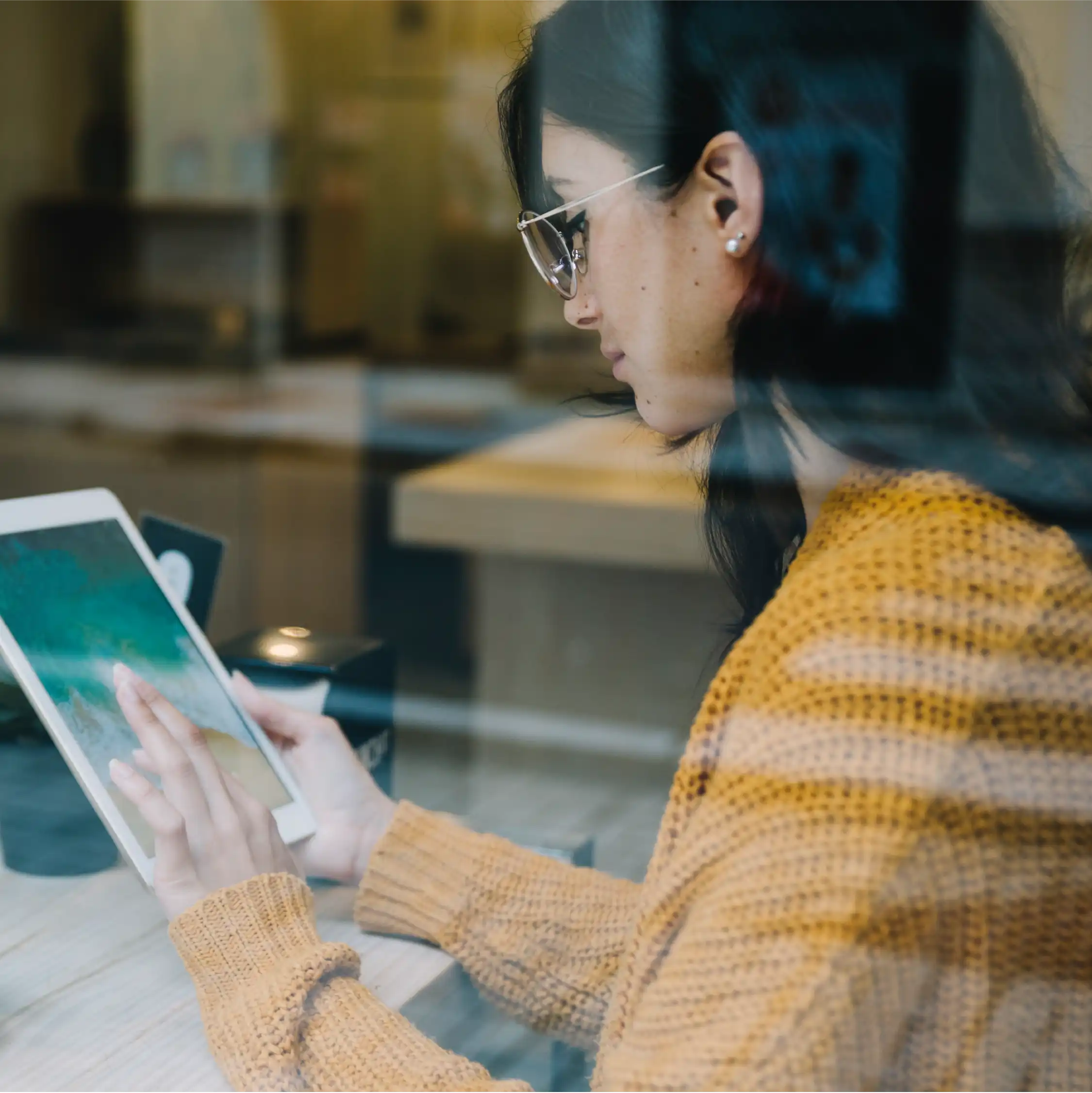 mujer navegando en dispositivo