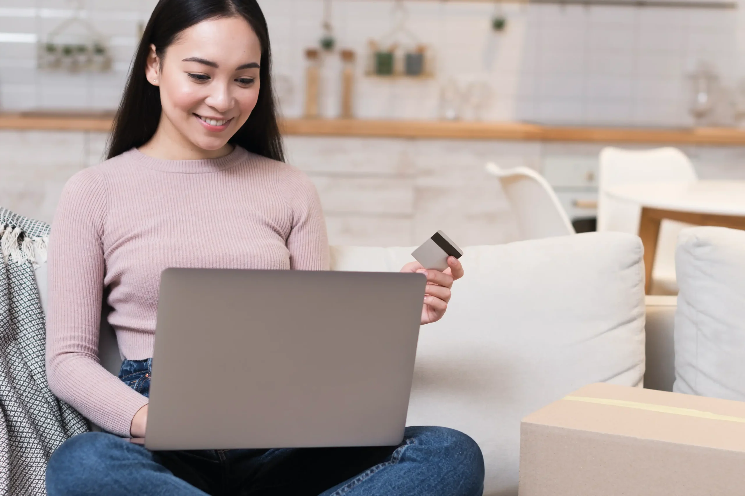 mujer haciendo compras en linea