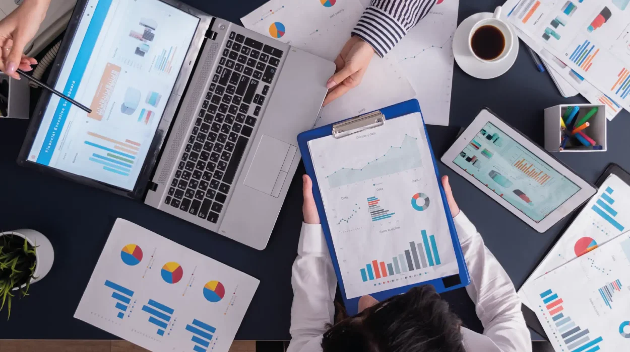 personas trabajando con estadisticas