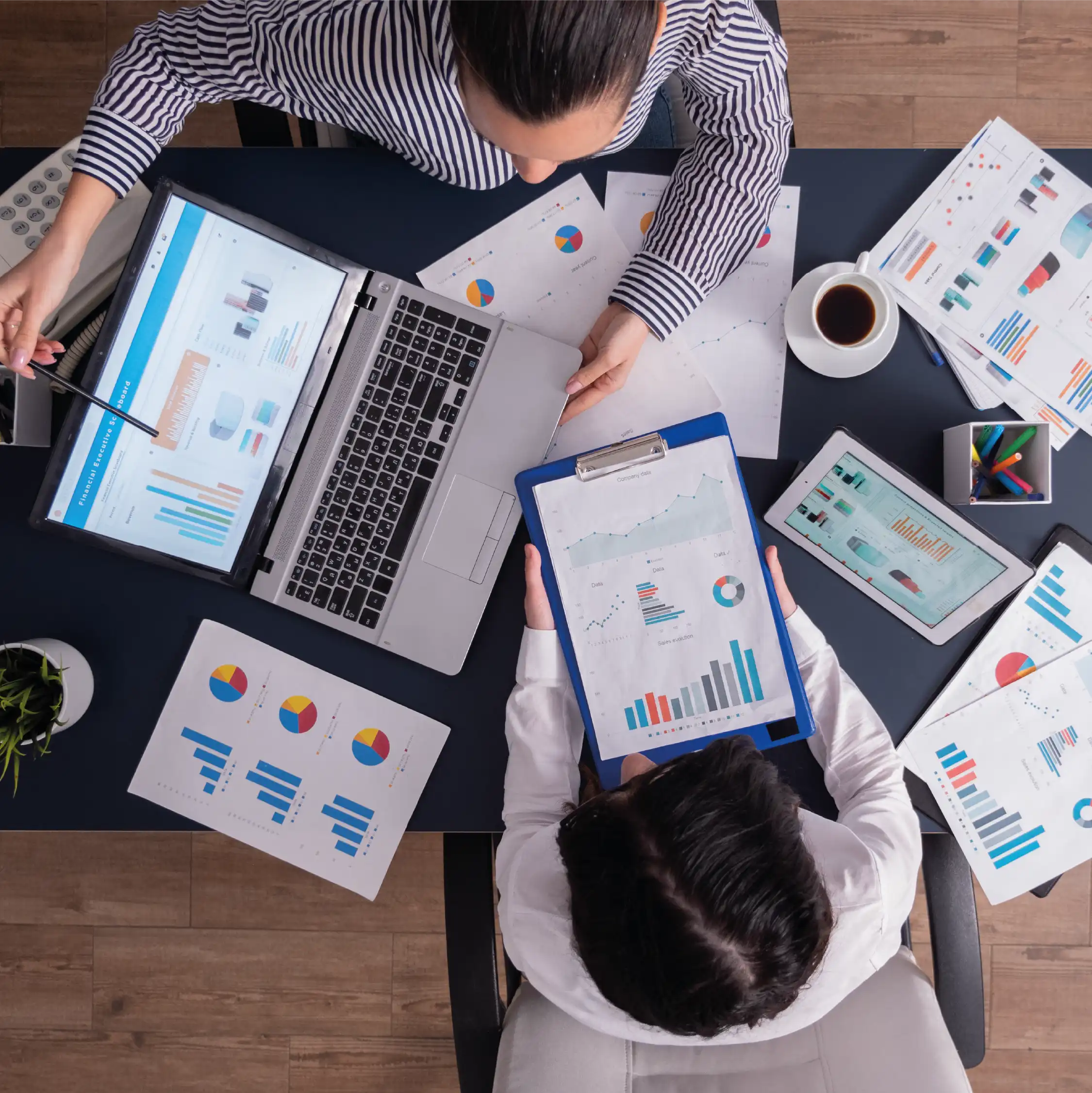 personas trabajando con estadisticas