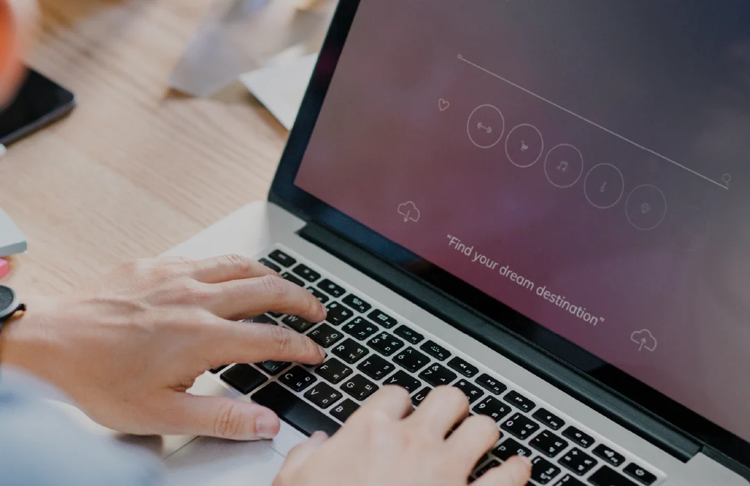 persona buscando en web