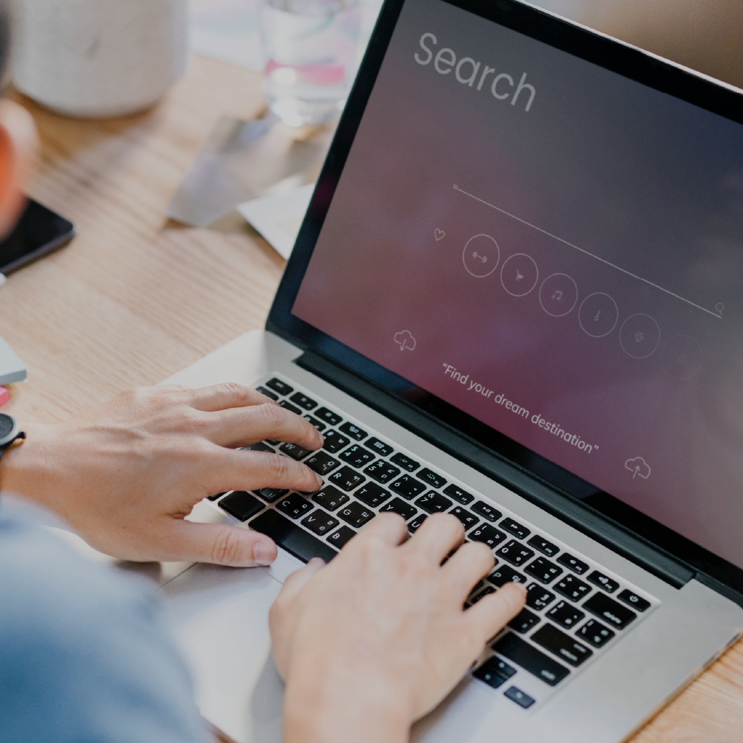 persona buscando en web