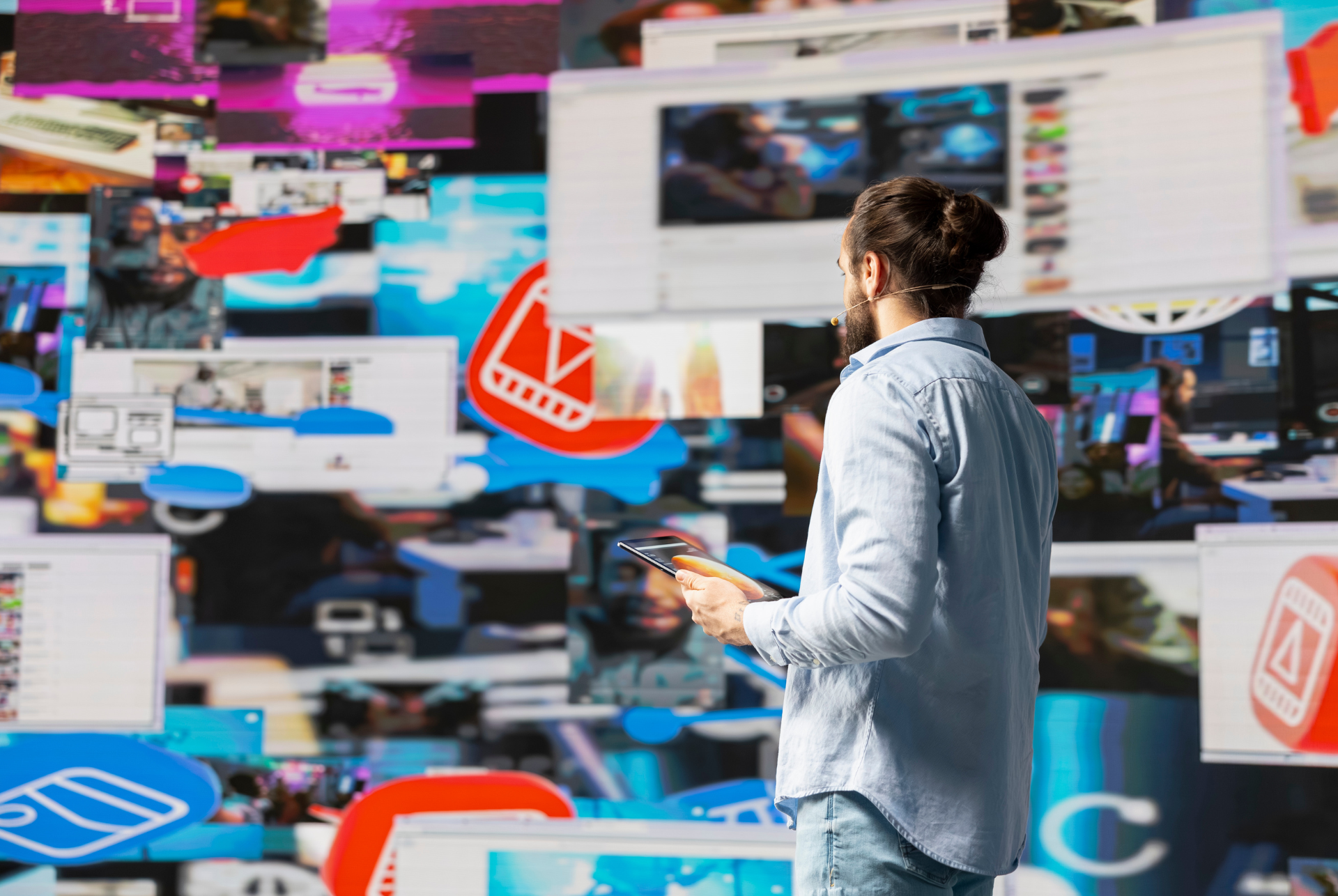 hombre viendo capturas publicitarias hombre viendo capturas publicitarias