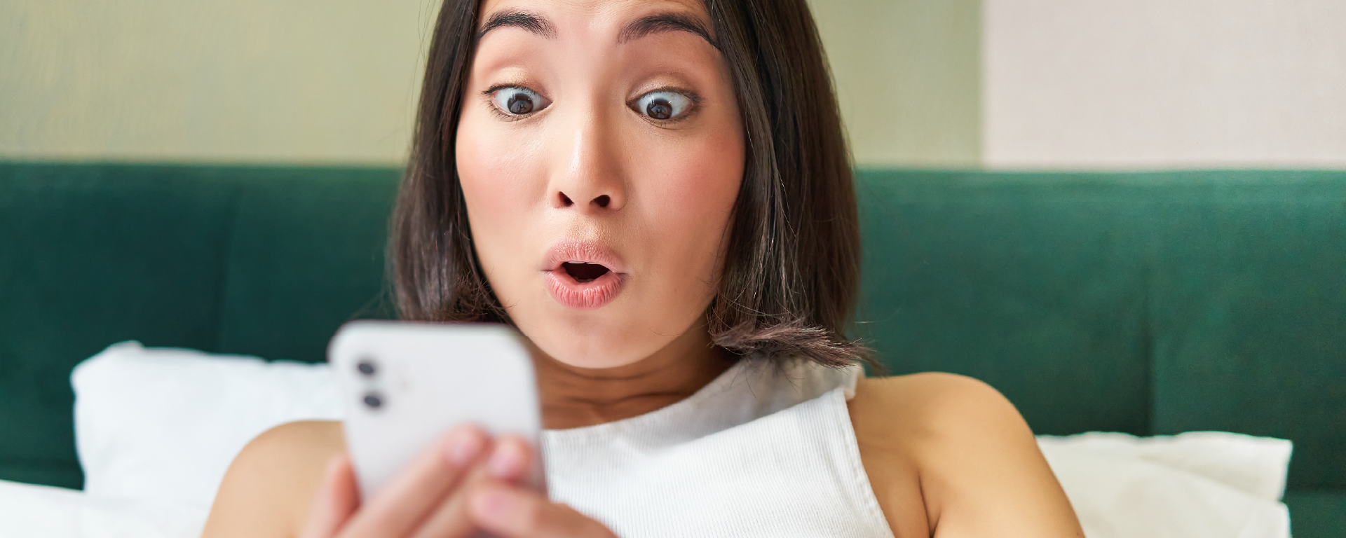 mujer asombrada viendo el celular