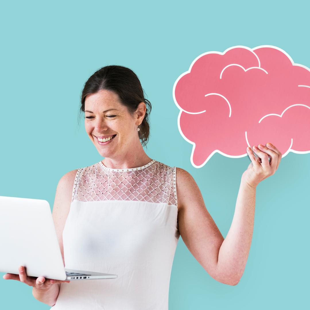 mujer sujetando cerebro viendo laptop