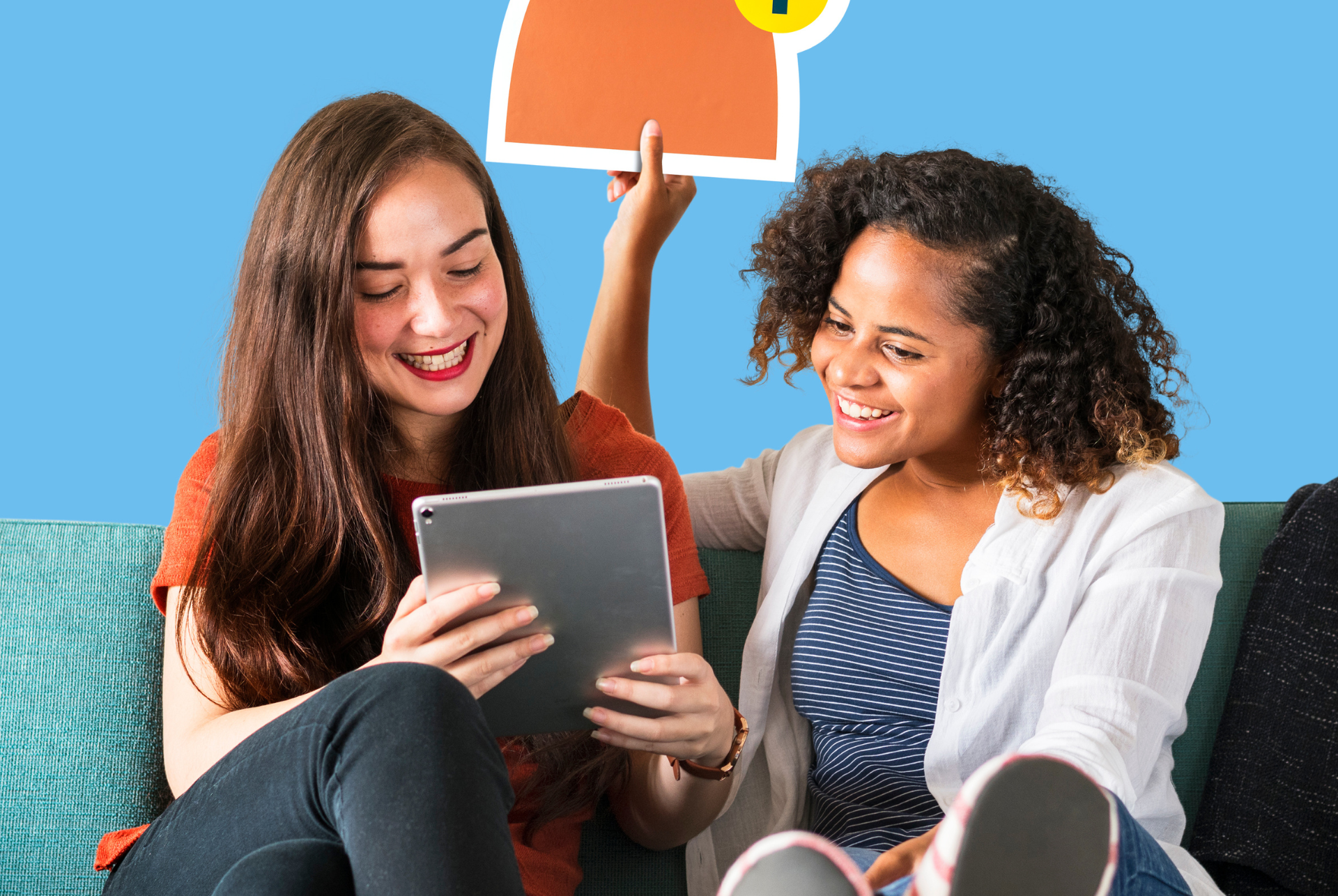 mujeres felices viendo tablet mujeres felices viendo tablet