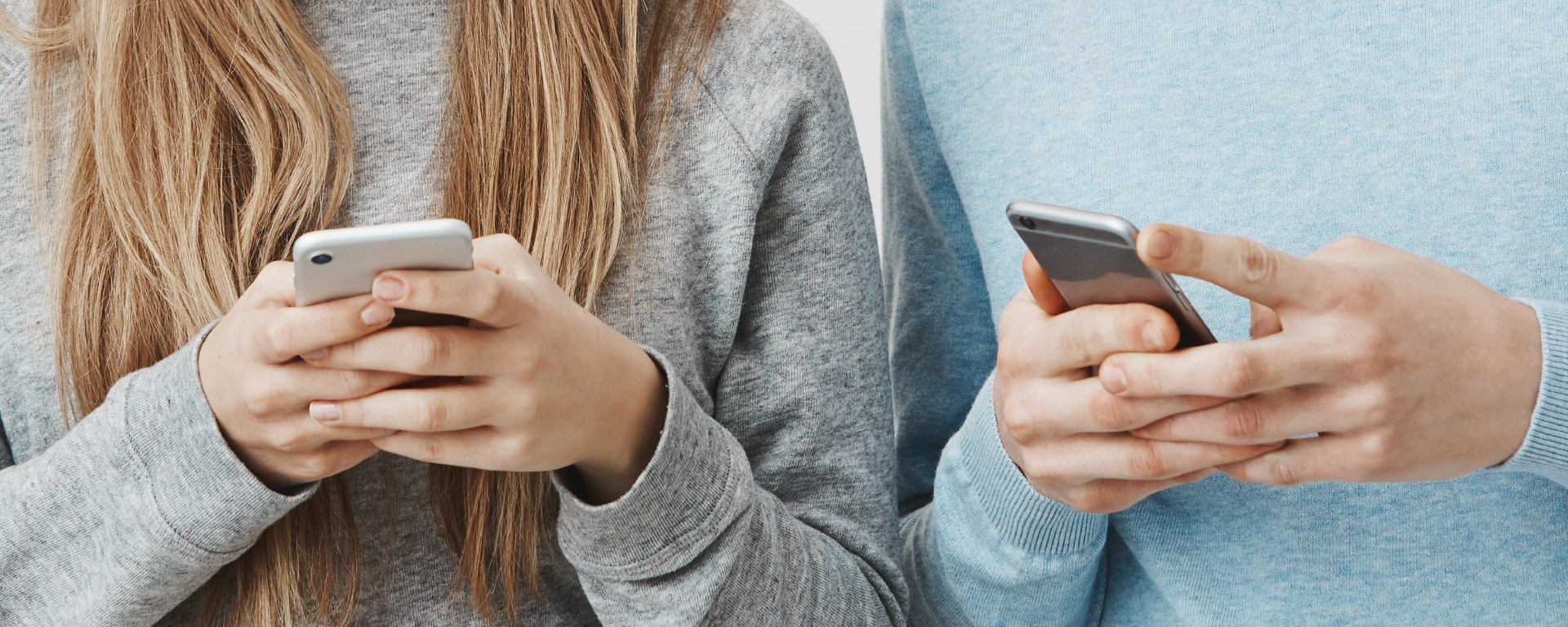 pareja viendo redes sociales