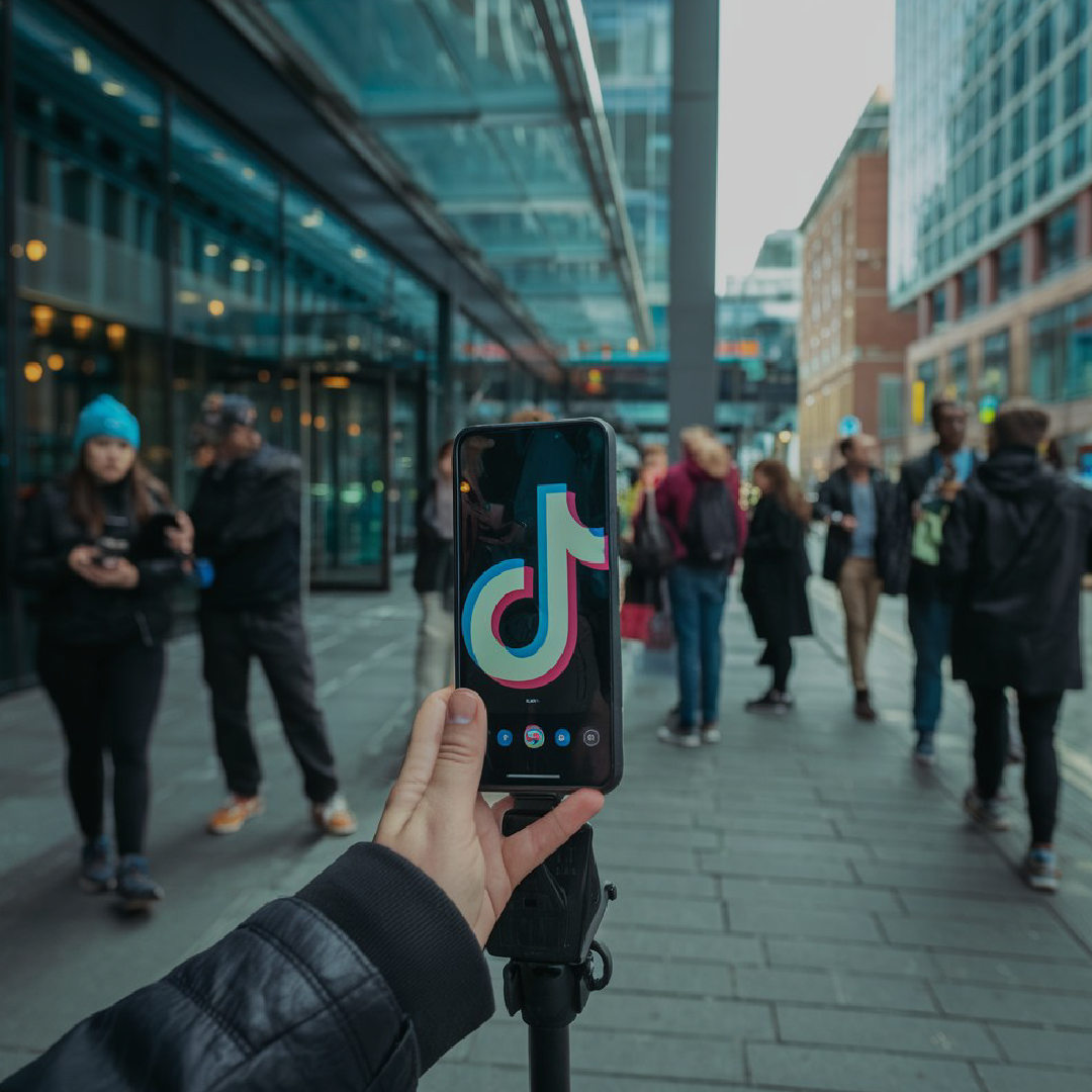 persona grabando tiktok marketing polemico