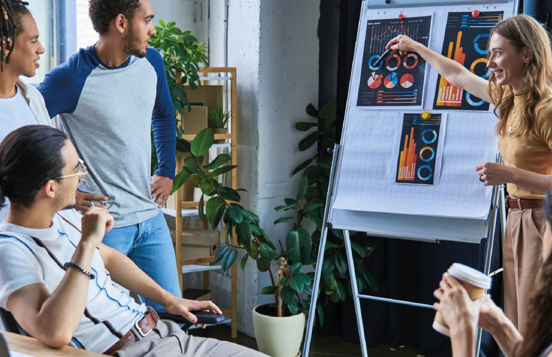 equipo revisando estrategias