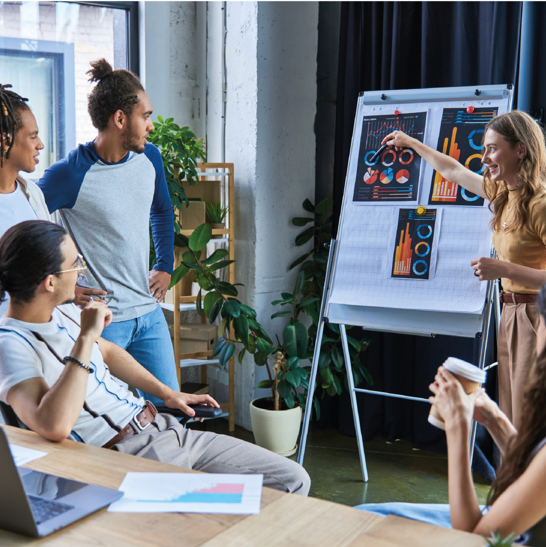 equipo revisando estrategias