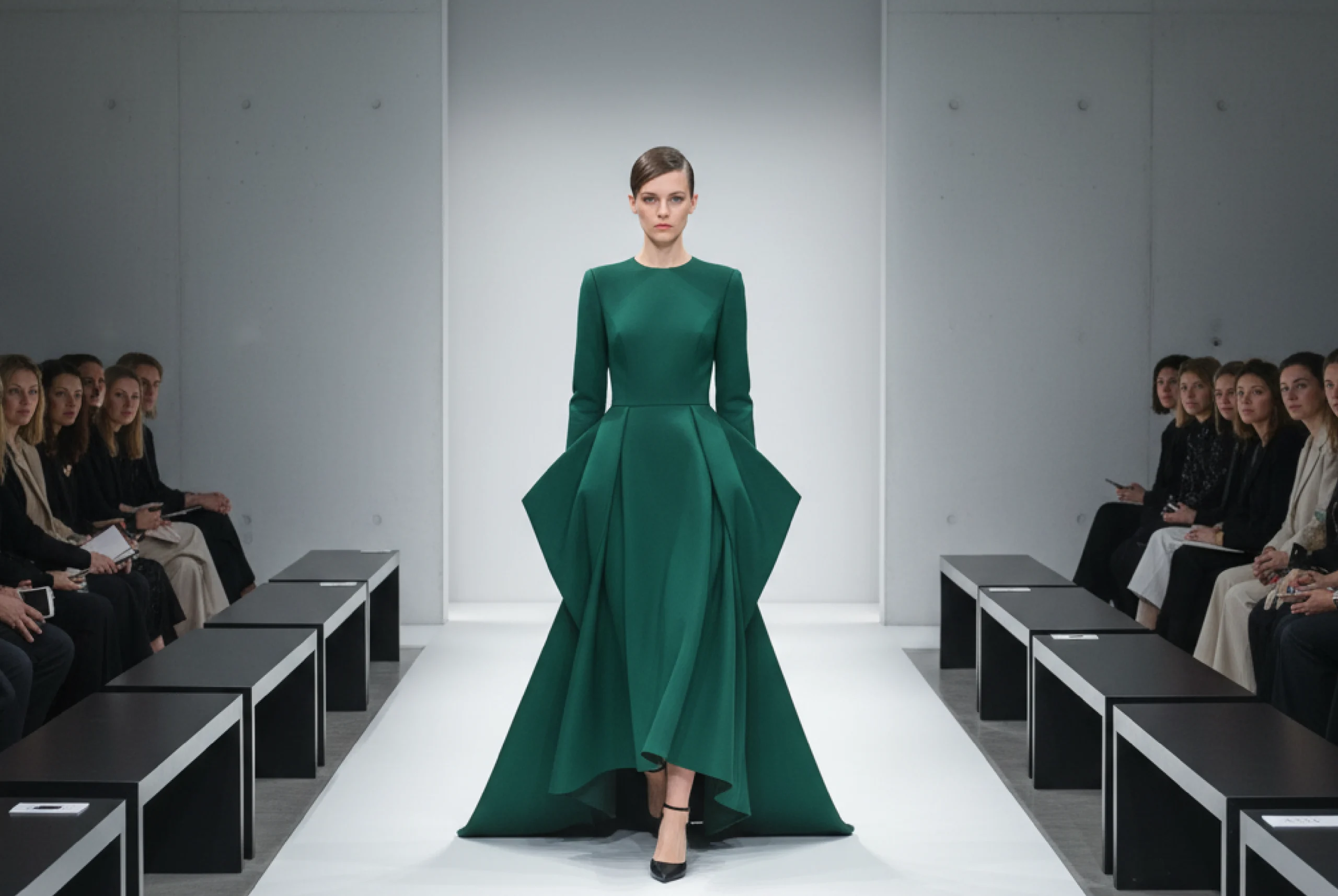 mujer pasarela fondo claro