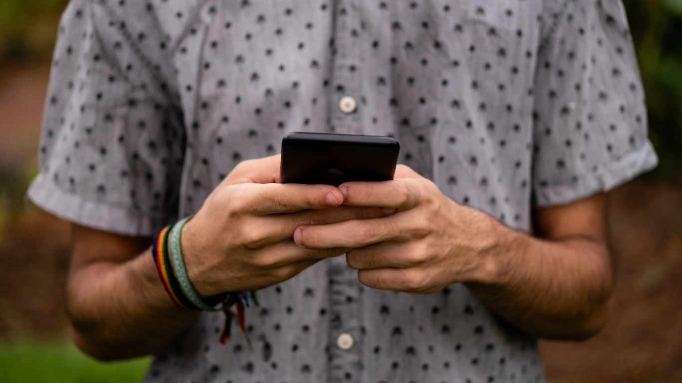 generacion z hombre con celular