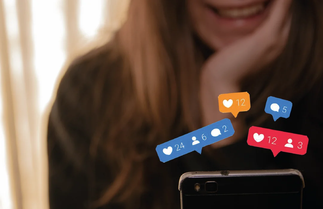 mujer viendo telefono