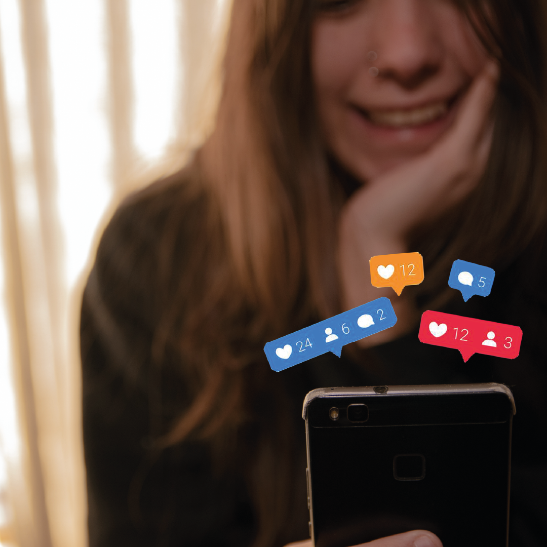 mujer viendo telefono