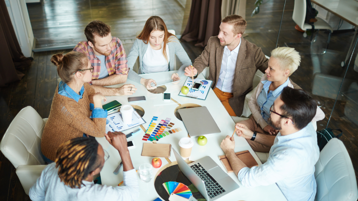 equipo-revisando-detalles equipo-revisando-detalles