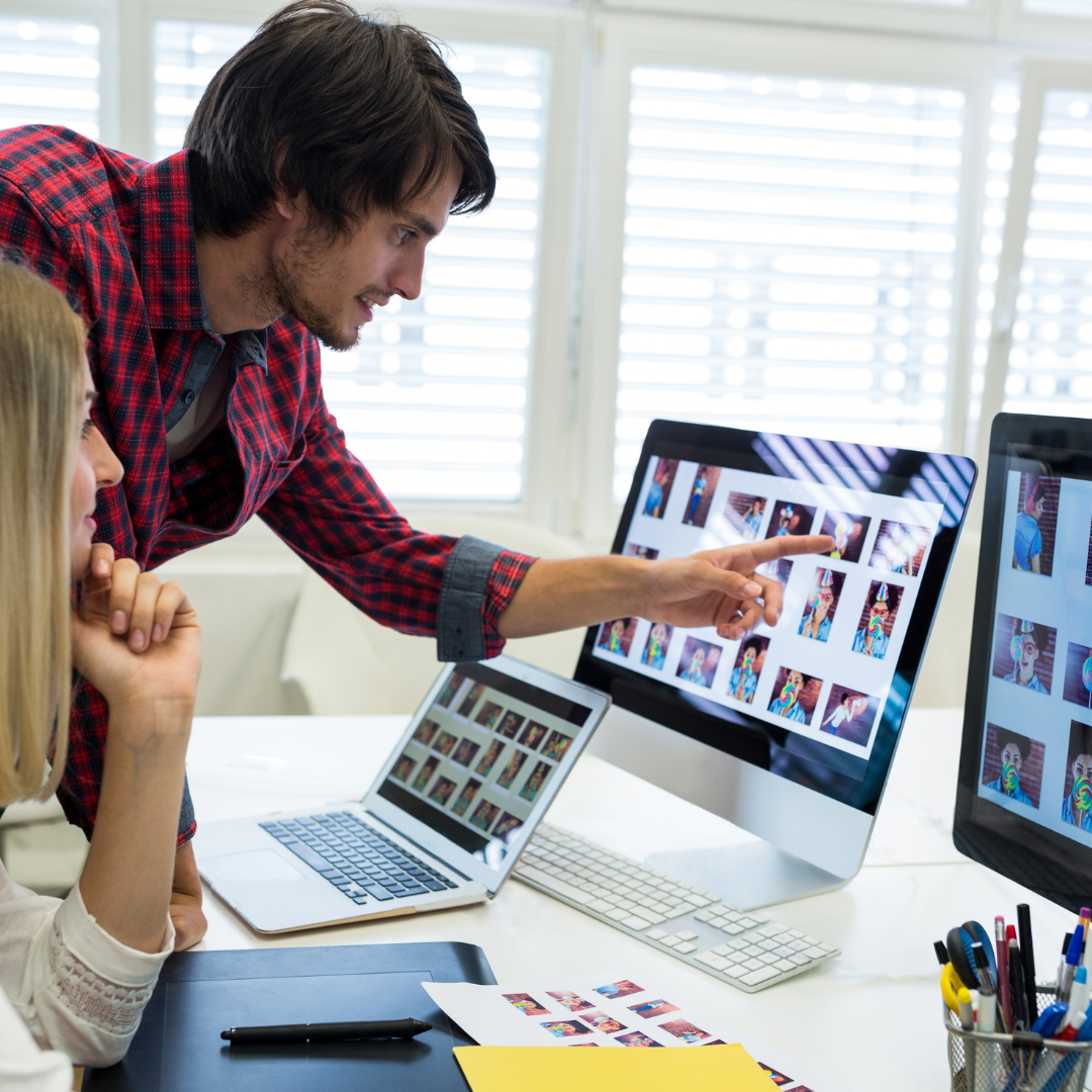hombre-mujer-revisando-variantes-de-color hombre-mujer-revisando-variantes-de-color