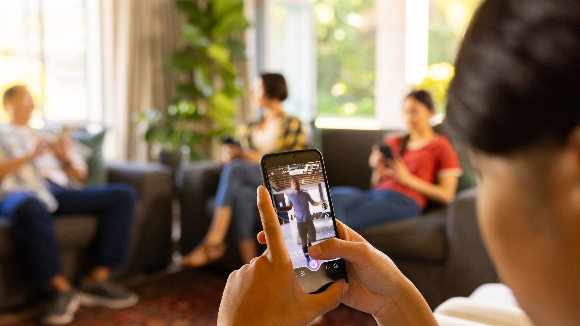 hombre-viendo-reels hombre-viendo-reels