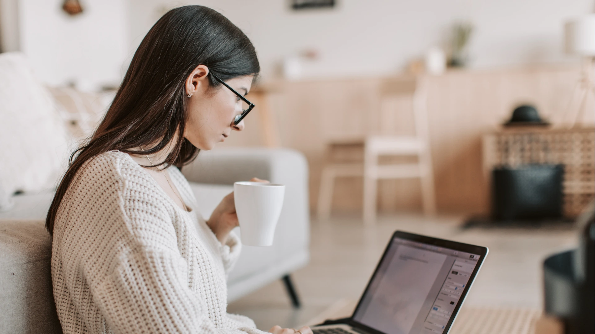 mujer-viendo-laptop mujer-viendo-laptop