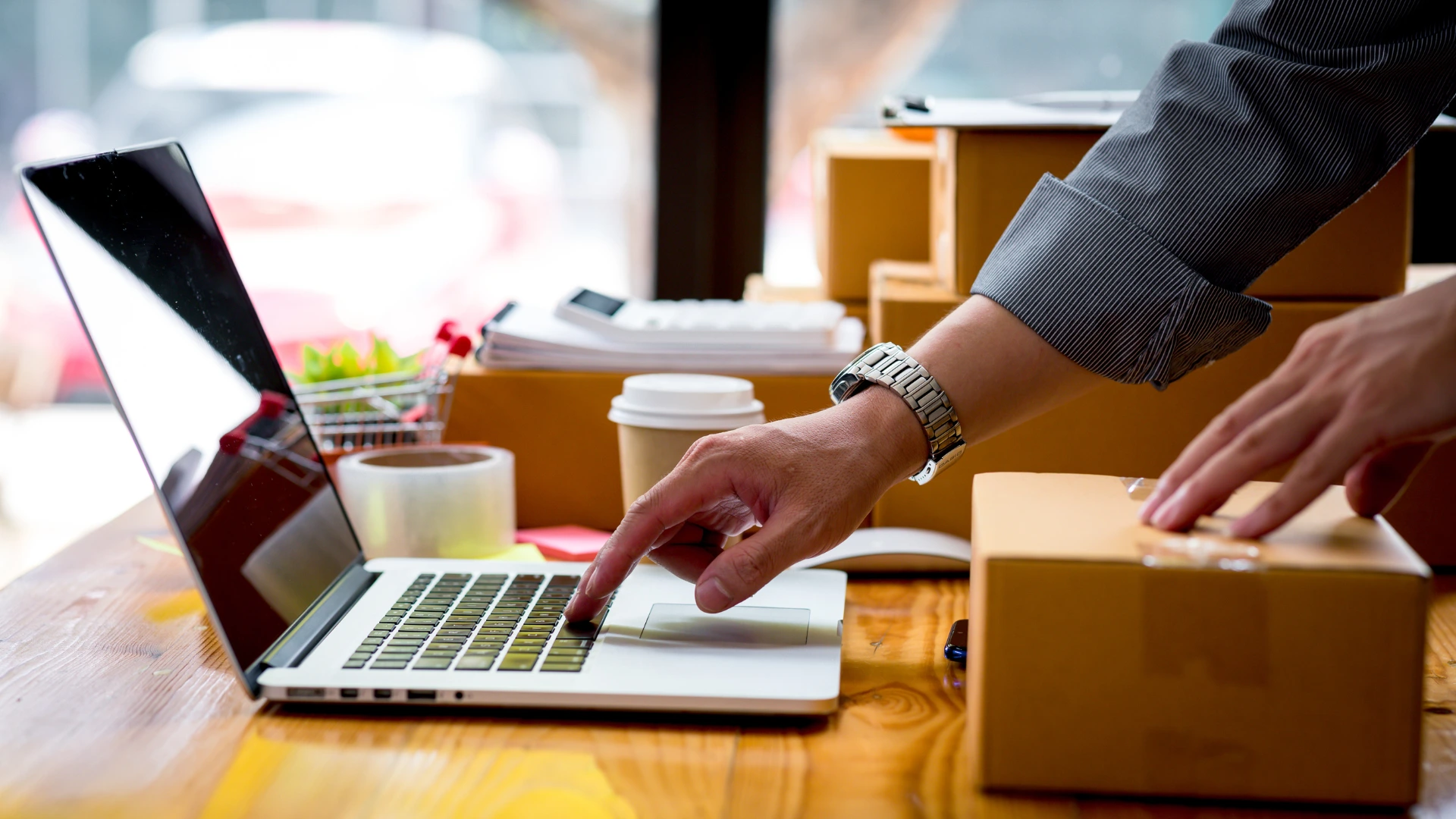 venta-manos-revisando-pedido venta-manos-revisando-pedido