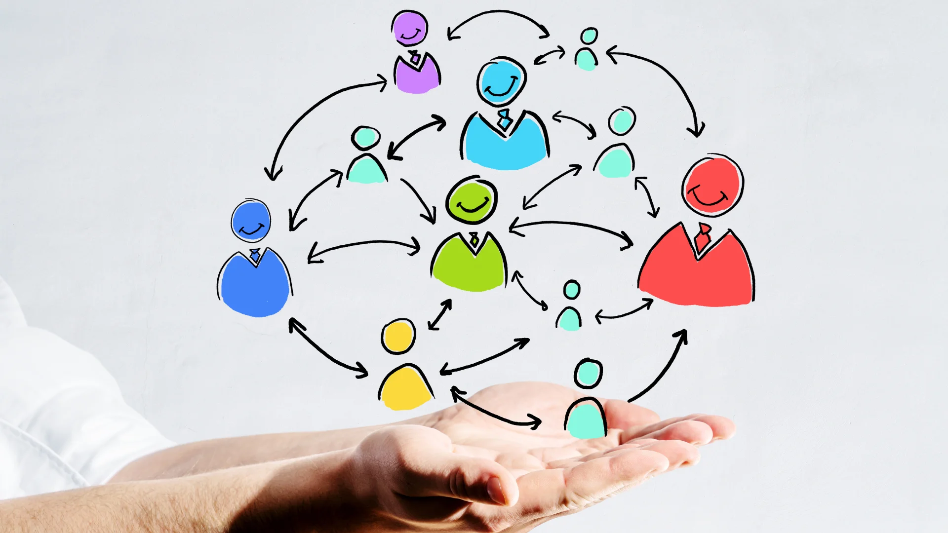 Manos-sosteniendo-íconos-de-clientes-potenciales Manos-sosteniendo-íconos-de-clientes-potenciales